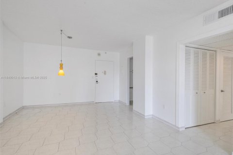 Купить кондоминиум в Санни-Айлс-Бич, Флорида 2 спальни, 101.64м2, № 1961463 - фото 4