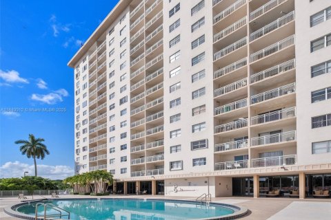 Купить кондоминиум в Санни-Айлс-Бич, Флорида 2 спальни, 101.64м2, № 1961463 - фото 25