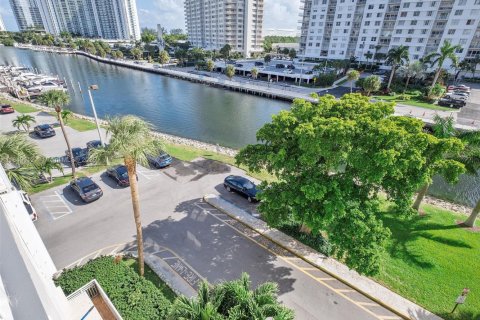 Купить кондоминиум в Санни-Айлс-Бич, Флорида 2 спальни, 101.64м2, № 1961463 - фото 19