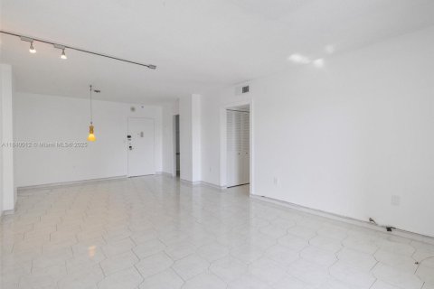 Купить кондоминиум в Санни-Айлс-Бич, Флорида 2 спальни, 101.64м2, № 1961463 - фото 3