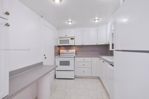 Купить кондоминиум в Санни-Айлс-Бич, Флорида 2 спальни, 101.64м2, № 1961463 - фото 6