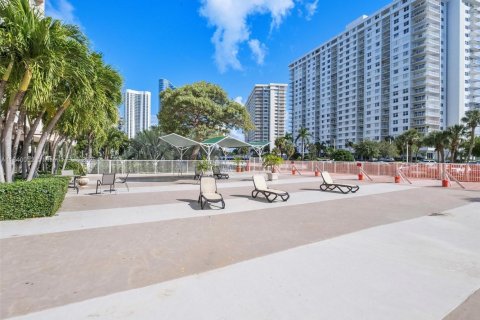 Купить кондоминиум в Санни-Айлс-Бич, Флорида 2 спальни, 101.64м2, № 1961463 - фото 23