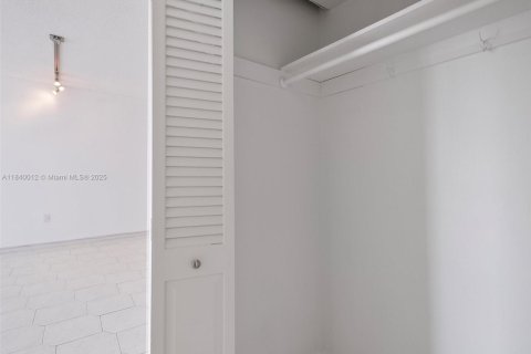 Купить кондоминиум в Санни-Айлс-Бич, Флорида 2 спальни, 101.64м2, № 1961463 - фото 9