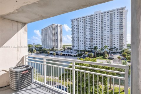 Купить кондоминиум в Санни-Айлс-Бич, Флорида 2 спальни, 101.64м2, № 1961463 - фото 5