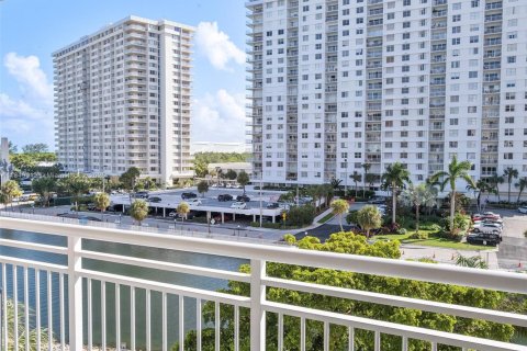 Купить кондоминиум в Санни-Айлс-Бич, Флорида 2 спальни, 101.64м2, № 1961463 - фото 17