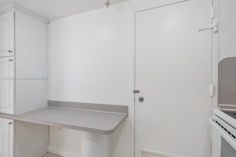 Купить кондоминиум в Санни-Айлс-Бич, Флорида 2 спальни, 101.64м2, № 1961463 - фото 8