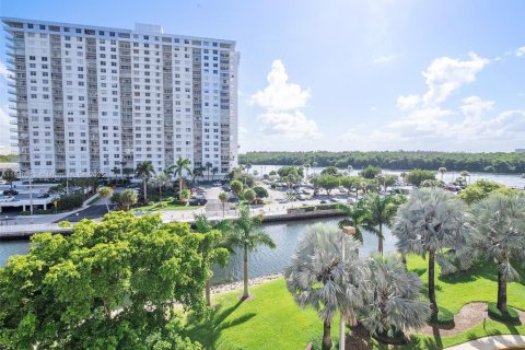 Купить кондоминиум в Санни-Айлс-Бич, Флорида 2 спальни, 101.64м2, № 1961463 - фото 18