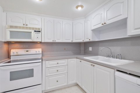 Купить кондоминиум в Санни-Айлс-Бич, Флорида 2 спальни, 101.64м2, № 1961463 - фото 7