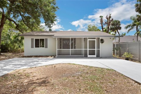 House in Fort Myers, Florida 3 bedrooms, 150.78 sq.m. № 1717330 - photo 1