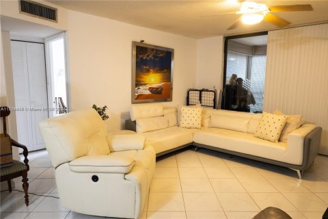 Condo in Pembroke Pines, Florida, 2 bedrooms  № 1865071 - photo 7