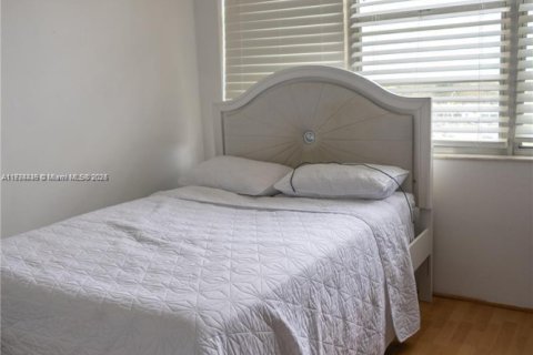 Condo in Pembroke Pines, Florida, 2 bedrooms  № 1865071 - photo 10
