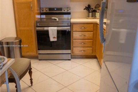 Condo in Pembroke Pines, Florida, 2 bedrooms  № 1865071 - photo 6