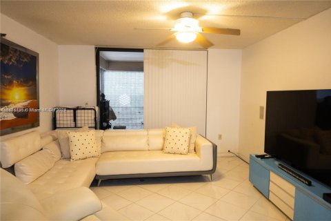 Condo in Pembroke Pines, Florida, 2 bedrooms  № 1865071 - photo 8