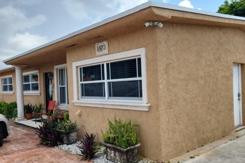 Casa en venta en Hialeah, Florida, 4 dormitorios, 176.89 m2 № 1073822 - foto 1