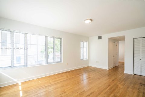 Apartamento en alquiler en Miami Beach, Florida, 1 dormitorio, 69.68 m2 № 2009198 - foto 2