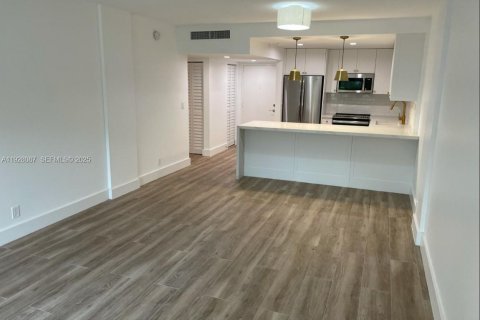 Снять в аренду кондоминиум в Корал-Гейблс, Флорида 1 спальня, 69.12м2, № 1988270 - фото 2