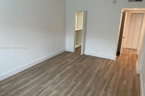 Снять в аренду кондоминиум в Корал-Гейблс, Флорида 1 спальня, 69.12м2, № 1988270 - фото 3