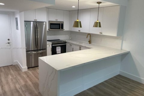 Снять в аренду кондоминиум в Корал-Гейблс, Флорида 1 спальня, 69.12м2, № 1988270 - фото 1