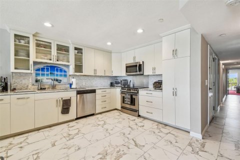 Condo in Indian Shores, Florida, 4 bedrooms  № 1740354 - photo 9