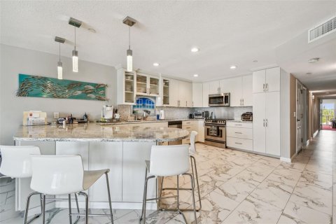 Condo in Indian Shores, Florida, 4 bedrooms  № 1740354 - photo 11