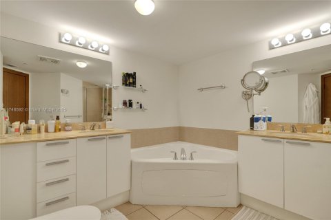 Copropriété à louer à Sunny Isles Beach, Floride: 2 chambres, 117.61 m2 № 1726944 - photo 8
