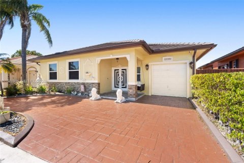 Villa ou maison à louer à Miami Lakes, Floride: 3 chambres, 206.71 m2 № 2042259 - photo 2