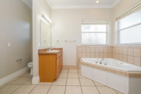 Villa ou maison à louer à Palmetto, Floride: 4 chambres, 193.14 m2 № 1852458 - photo 10