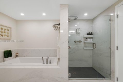 Condo in Sunny Isles Beach, Florida, 2 bedrooms  № 2074637 - photo 17