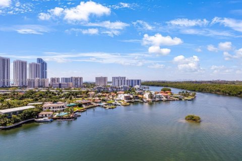 Condo in Sunny Isles Beach, Florida, 2 bedrooms  № 2074637 - photo 24
