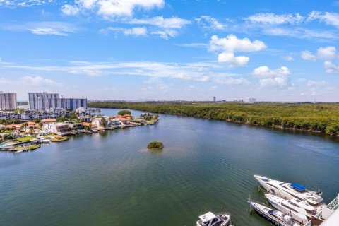 Condo in Sunny Isles Beach, Florida, 2 bedrooms  № 2074637 - photo 27