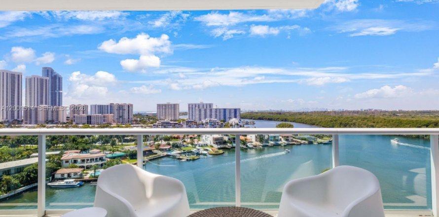 Condo in Sunny Isles Beach, Florida, 2 bedrooms  № 2074637