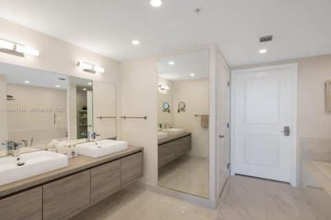 Condo in Sunny Isles Beach, Florida, 2 bedrooms  № 2074637 - photo 15