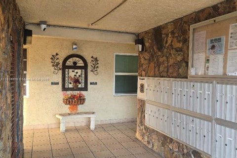 Condo in Dania Beach, Florida, 2 bedrooms  № 1973858 - photo 19