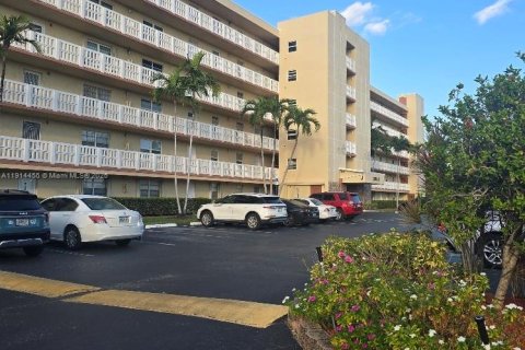 Condo in Dania Beach, Florida, 2 bedrooms  № 1973858 - photo 1