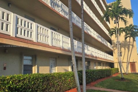 Condo in Dania Beach, Florida, 2 bedrooms  № 1973858 - photo 21
