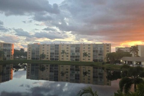 Condo in Dania Beach, Florida, 2 bedrooms  № 1973858 - photo 27