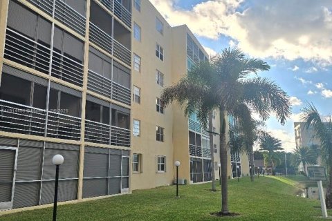 Condo in Dania Beach, Florida, 2 bedrooms  № 1973858 - photo 26