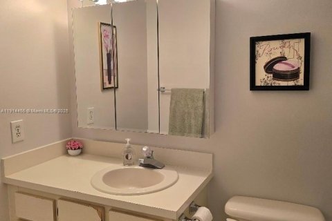 Condo in Dania Beach, Florida, 2 bedrooms  № 1973858 - photo 13