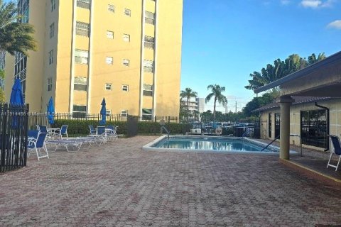Condo in Dania Beach, Florida, 2 bedrooms  № 1973858 - photo 23