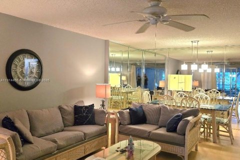 Condo in Dania Beach, Florida, 2 bedrooms  № 1973858 - photo 9