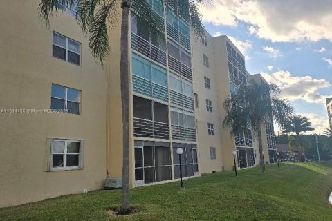 Condo in Dania Beach, Florida, 2 bedrooms  № 1973858 - photo 25