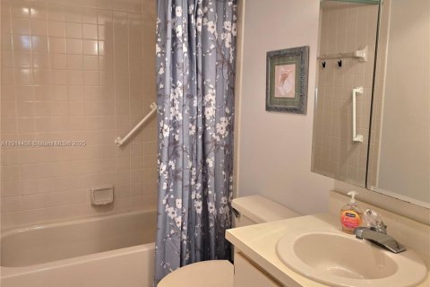 Condo in Dania Beach, Florida, 2 bedrooms  № 1973858 - photo 17