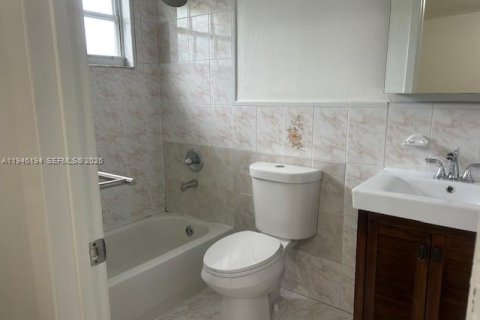 Commercial property in Miami, Florida 1 bedroom, 41.81 sq.m. № 2002563 - photo 10