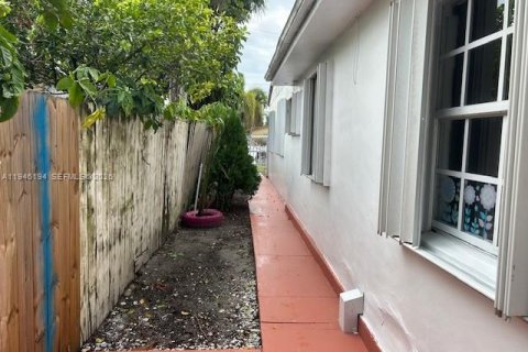 Commercial property in Miami, Florida 1 bedroom, 41.81 sq.m. № 2002563 - photo 5