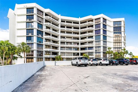 Condominio en alquiler en Miami, Florida, 2 dormitorios, 120.4 m2 № 1921290 - foto 2