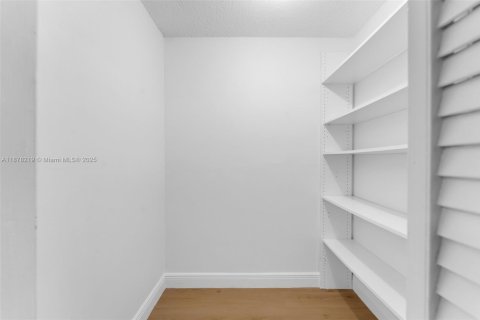 Condominio en alquiler en Miami, Florida, 2 dormitorios, 120.4 m2 № 1921290 - foto 10