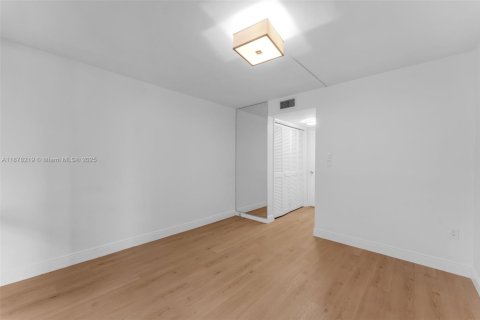 Condominio en alquiler en Miami, Florida, 2 dormitorios, 120.4 m2 № 1921290 - foto 17
