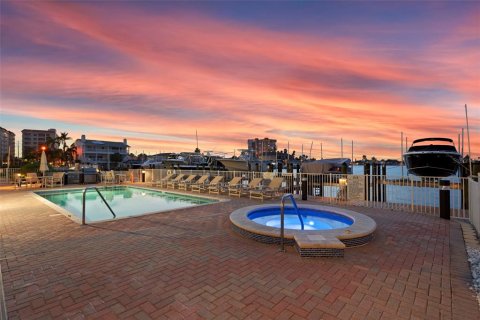 Condo in Redington Shores, Florida, 3 bedrooms  № 2230059 - photo 8