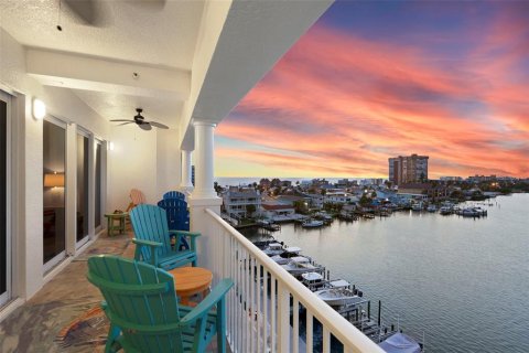 Condo in Redington Shores, Florida, 3 bedrooms № 2230059