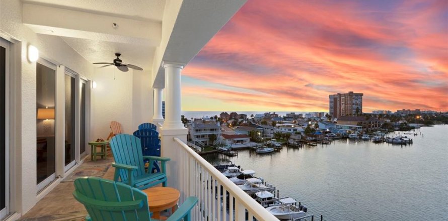 Condo in Redington Shores, Florida, 3 bedrooms  № 2230059